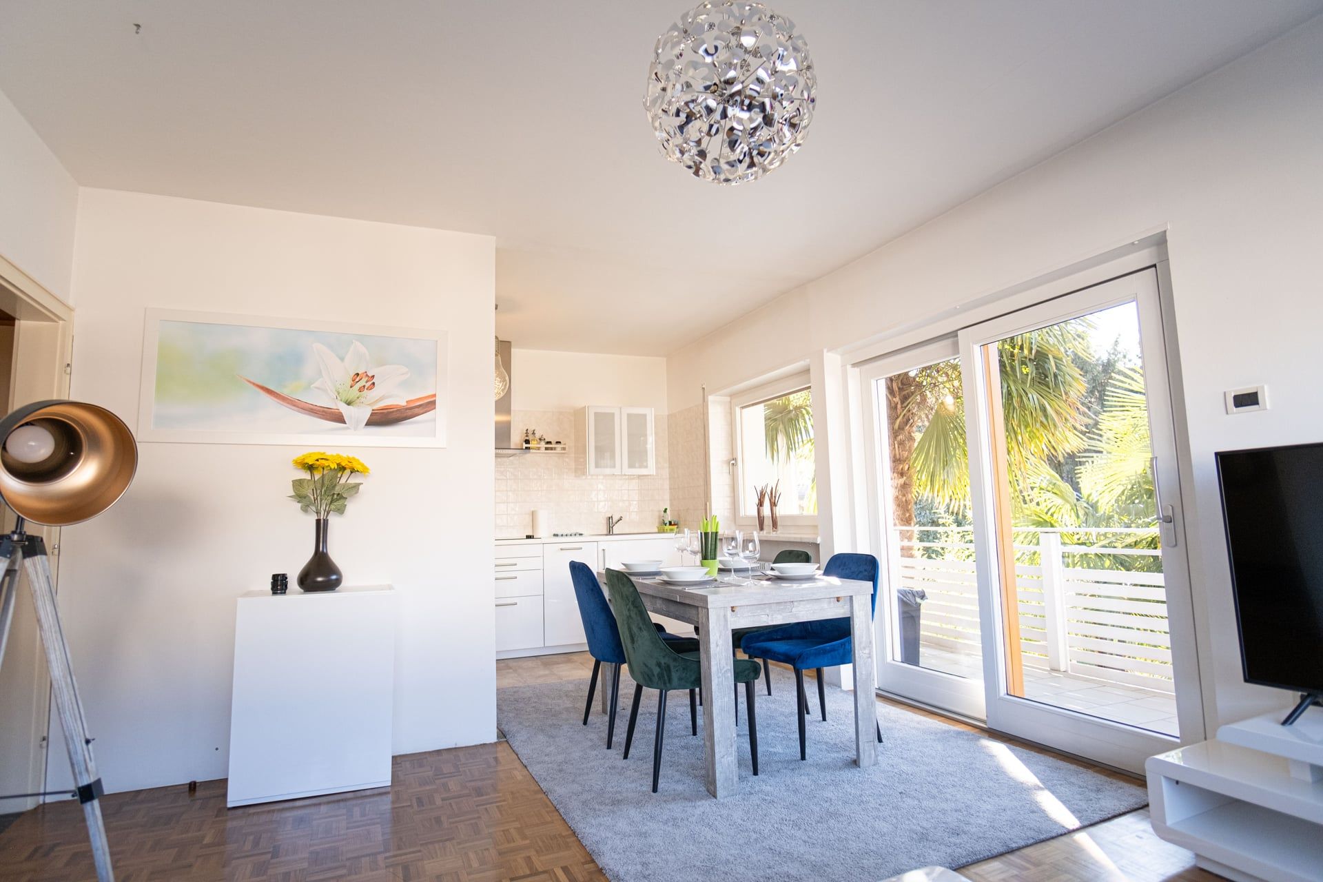 Apartment Green - Dining Area