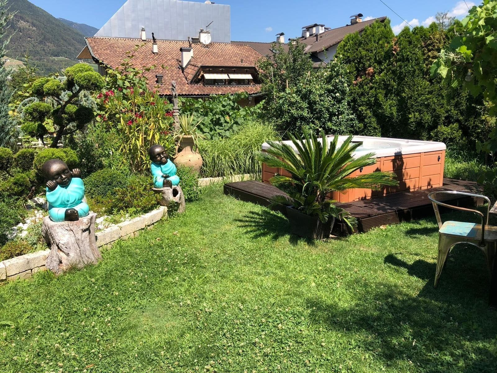 Jacuzzi (April – October)